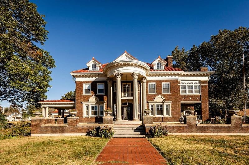 oldhouses's tweet photo. 1916 Neoclassical For Sale in Emporia Kansas
$775,000 · 14 br, 8 ba, 2 hb · 8,030 sq ft
https://t.co/I9jN98CSTm https://t.co/MKXTLyd9or