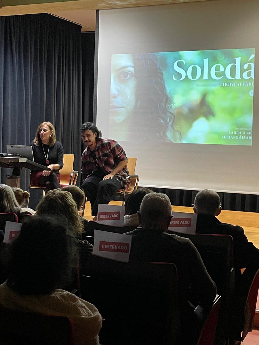Lleno el Atenéu de Turón para el estreno de “Soledá”, el cortometraje de Howi Álvarez, que hoy trajo su obra a casa, a su casa. Enhorabuena por tu trabajo, por tu compromiso y por el premio en el Festival Internacional de Cine de Xixón (FICX). Un lujo de vecino y de cineasta.