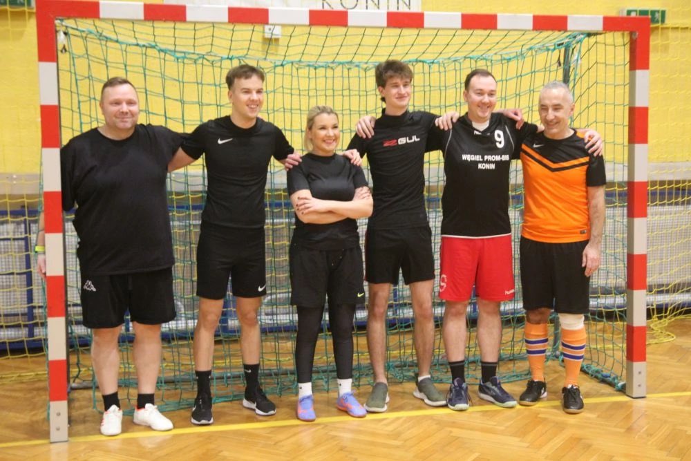 p_czerniejewski's tweet image. Charytatywny mecz piłki nożnej - Radni Miasta Konina vs. Młodzieżowi Radni Miasta Konina. Jako “staruszkowie” wygraliśmy 7:5 😎