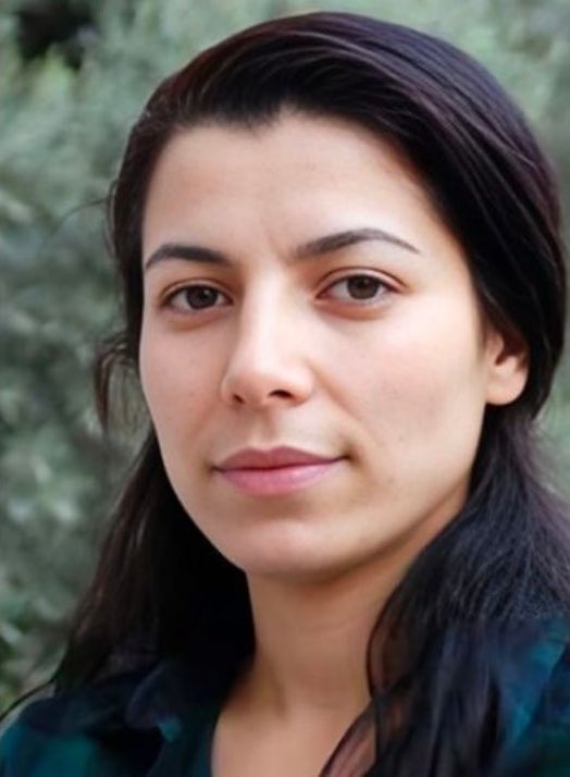 Das ist Varishe Moradi. Die kurdische Aktivistin wurde in Iran zum Tode verurteilt. Sie trat in den Hungerstreik, hat daraufhin Magengeschwüre und -Blutungen, wird jedoch im Evin Gefängnis nicht behandelt. Seid ihre Stimme. 
#وریشه_مرادی 
#VrisheMoradi