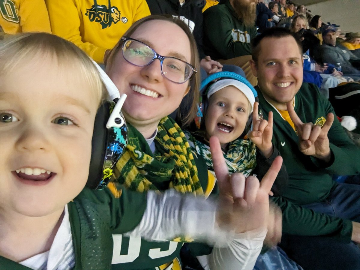 SamMartel21's tweet photo. #GoBison #scheelsgameday https://t.co/FDqYOsyNQl