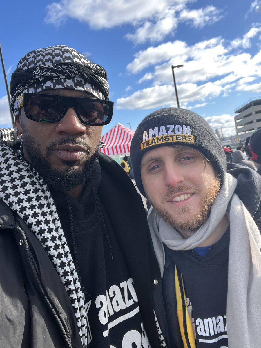 Shut_downAmazon's tweet photo. Day 3 on STRIKE daily Staten Island JFK8 🪧🚫 don’t cross the picket Shop Local ✊🏽 https://t.co/ymBF99YYsZ