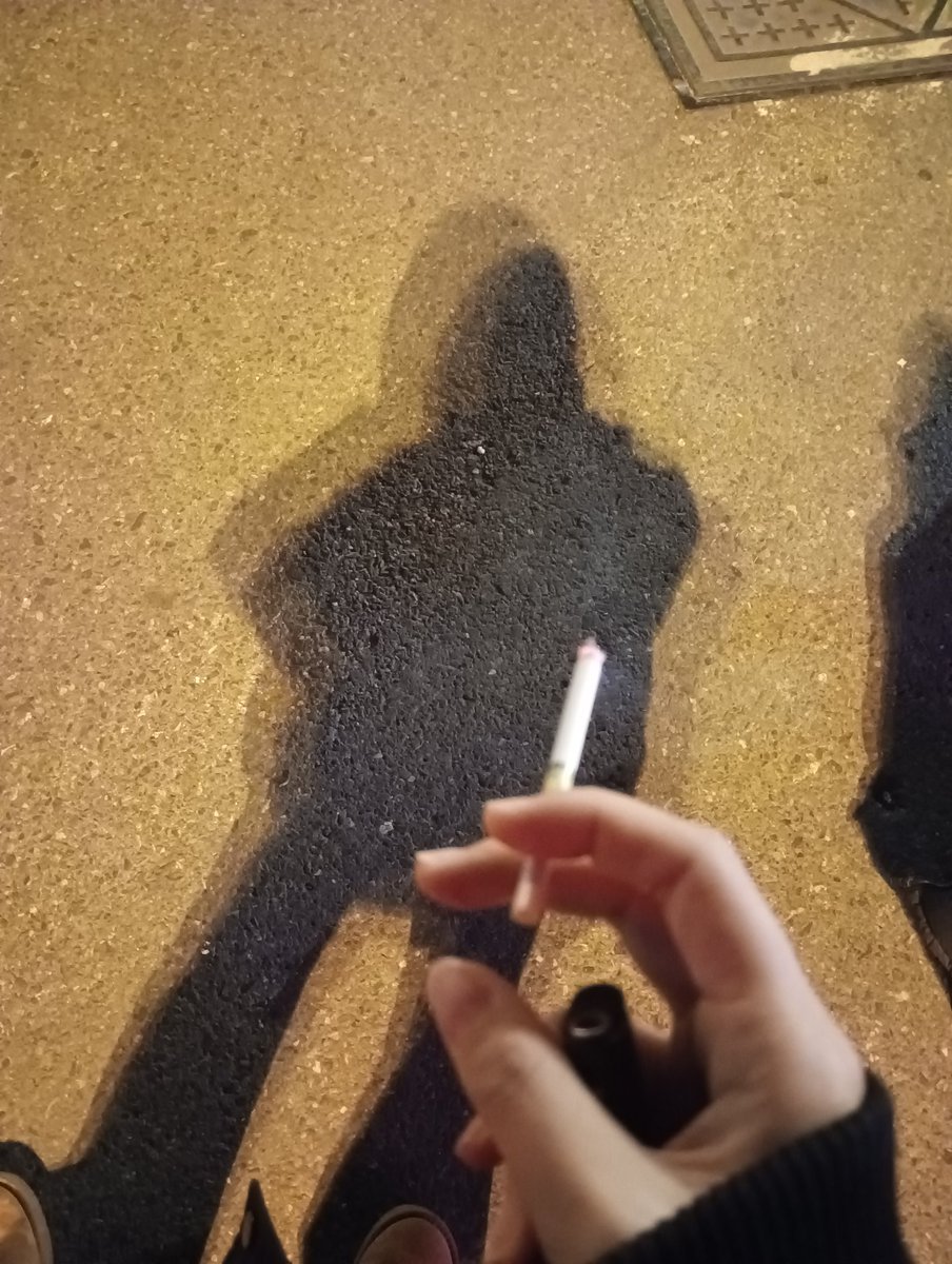 yi4eert 抽烟吧陪一根, image size:904x1200