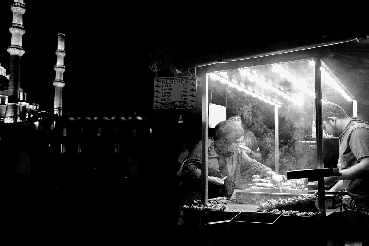 granadaguy's tweet photo. I discovered #Istanbul this year, where history, culture, and modern life intertwine, a paradise for street photographers. This shot encapsulates the city's vibrant night life - from the chestnut vendor's glow to the distant minarets.
#IstanbulMagic #StreetPhotography #CityVibes https://t.co/l3Dxs9l9RD