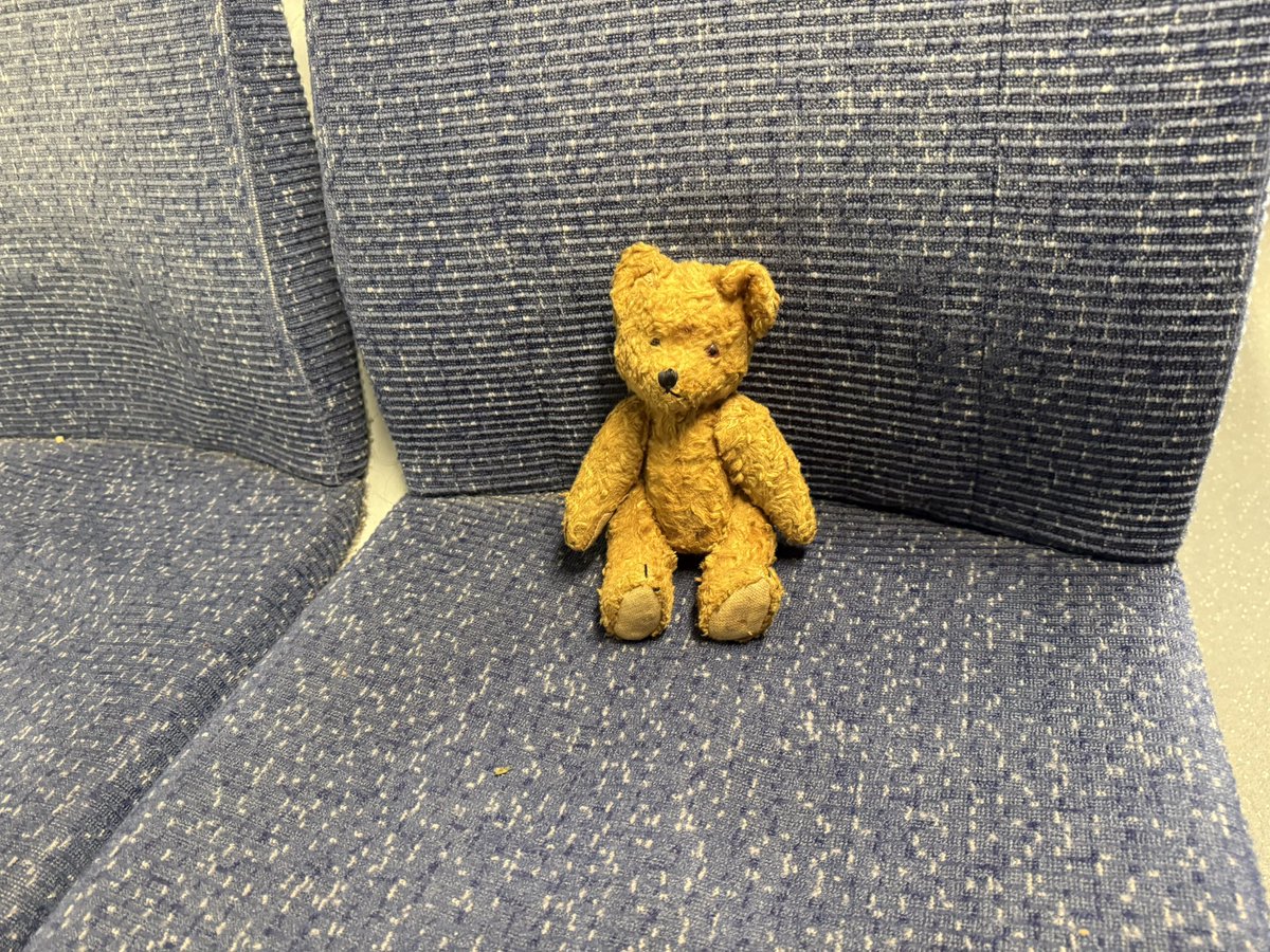 .<a href="/GNRailUK/">Great Northern</a> Has somebody lost this teddy bear? I’ve just found him on a train at Kings Cross. Hope to return him home for Christmas! 🎄