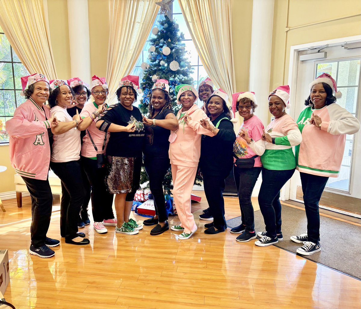 XiPiOmegaAKA's tweet photo. ✨ Saturdays Are for Service! ✨

On Dec. 7, 2024, Xi Pi Omega Chapter spread holiday cheer with local seniors! From singing Christmas tunes to arts &amp; crafts, it was a day filled with joy, love, and giving back. 💕💚

#SaturdaysAreForService #HolidayCheer #ServiceToAllMankind https://t.co/lzrCd0SqUW