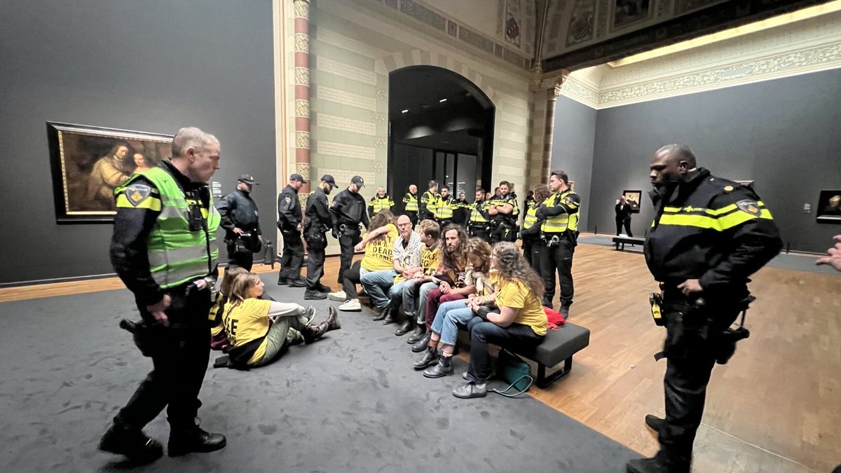 Extinction Rebellion Nederland (@nlrebellion) on Twitter photo Intussen zijn alle rebellen uit Rijksmuseum verwijderd. We komen terug, met nog veel meer!
Tot het <a href="/rijksmuseum/">Rijksmuseum</a> de sponsorrelatie met <a href="/ingnl/">ING Nederland</a> gestopt heeft! Intussen zijn alle rebellen uit Rijksmuseum verwijderd. We komen terug, met nog veel meer!
Tot het <a href="/rijksmuseum/">Rijksmuseum</a> de sponsorrelatie met <a href="/ingnl/">ING Nederland</a> gestopt heeft!