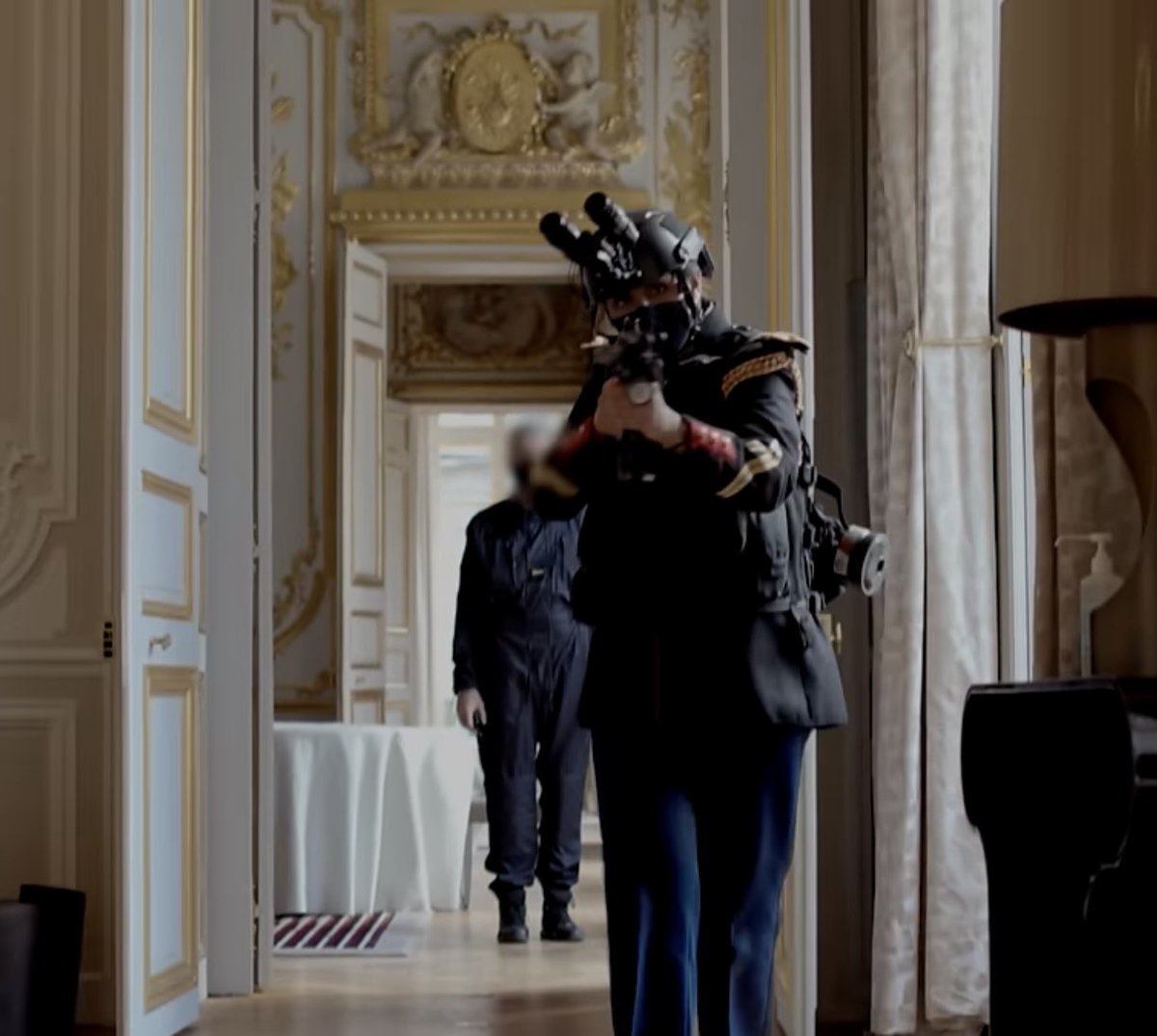 ForceSpecialeFr's tweet photo. Gendarmes de la garde républicaine durant un exercice de contre-terrorisme à l’Élysée. Ils sont équipés d’un casque balistique avec JVN, un porte-plaque, d’un masque ANP-VPF1 et d’un HK MP5 accessoirisé 🇫🇷

#UnitéSpécialeFrancaise #Macron #gendarmerie https://t.co/9Wtup65jKc
