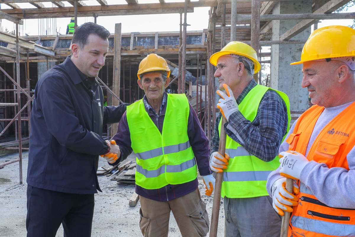 Në Vaqar, shkolla “Ibrahim Hima” 🏫 po rilind me një ritëm rekord! 🛠️  Nga një shkollë me tualet jashtë, në një kampus modern me klasa, laboratorë e ambiente sportive. 💪🏻

Mezi pres që këtë cilësi t’ua sjellim edhe fëmijëve në Prush, Astir e çdo cep të Tiranës. ❤️