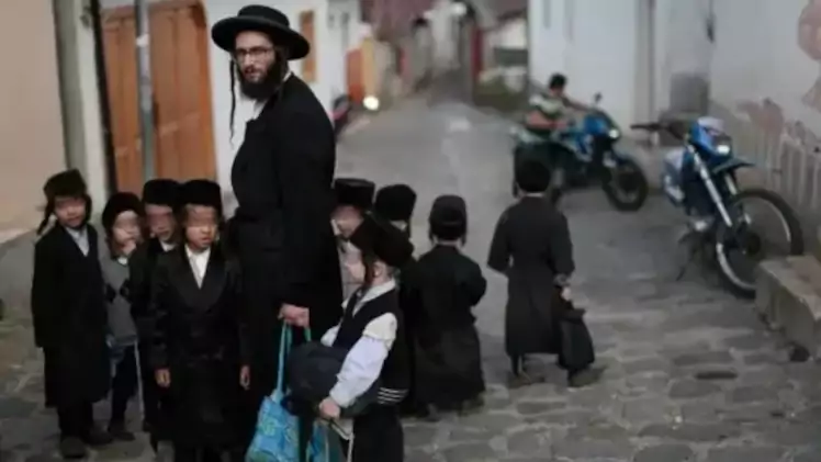 Rescatan a 160 menores de edad de la secta judía ortodoxa Lev Tahor en Guatemala

¿Por qué fueron rescatados? 🤷

¿Qué le hacían a los niños?🤷

Va hilo 🪡