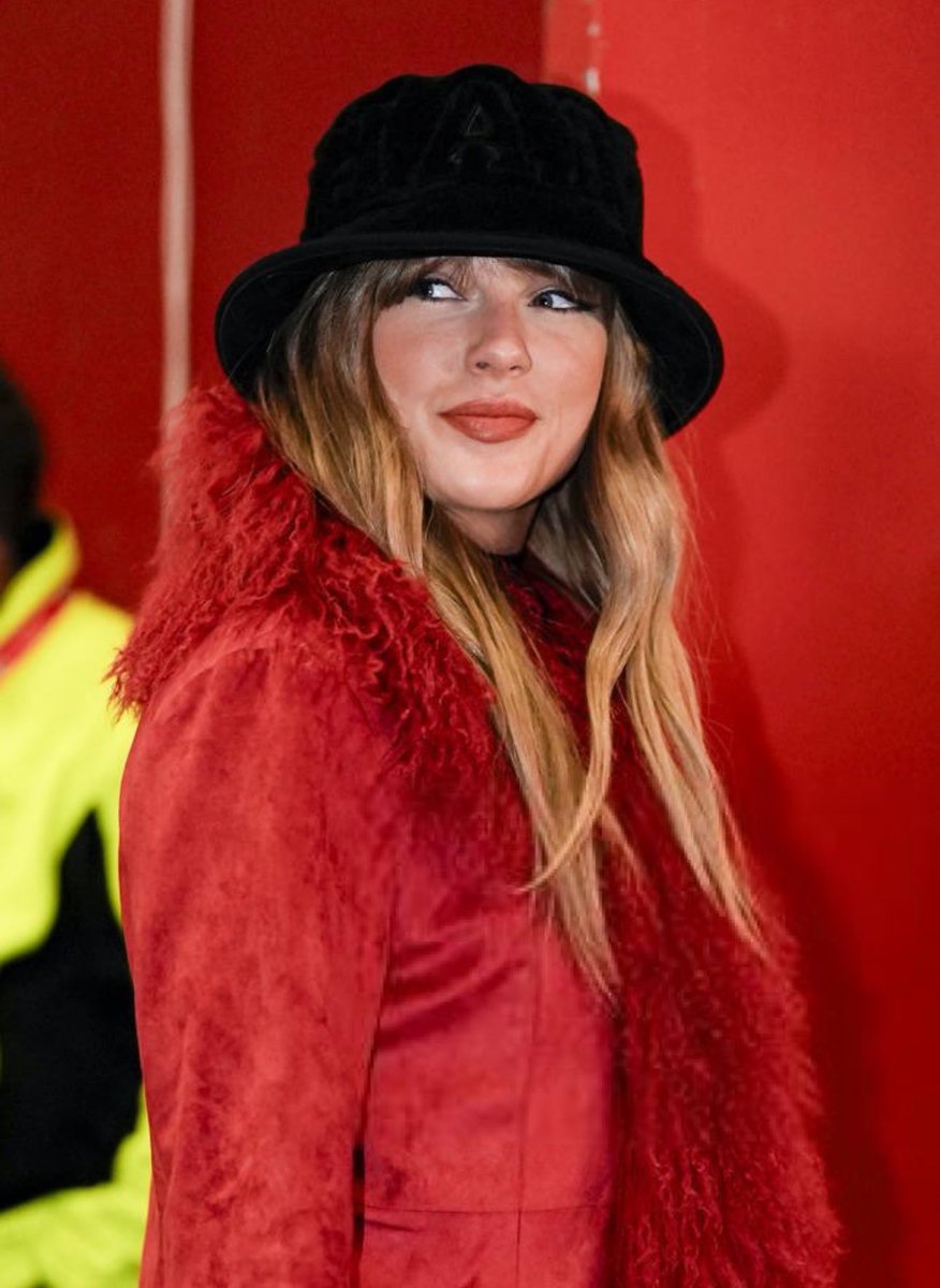 SwiftNYC's tweet photo. THE HAT THE COAT MISS TAYLOR SWIFT IS SERVING 🥺 #ChiefsKingdom https://t.co/IlOJYrCrgO