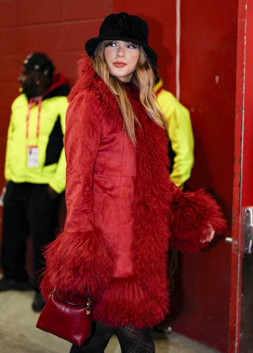 SwiftNYC's tweet photo. THE HAT THE COAT MISS TAYLOR SWIFT IS SERVING 🥺 #ChiefsKingdom https://t.co/IlOJYrCrgO