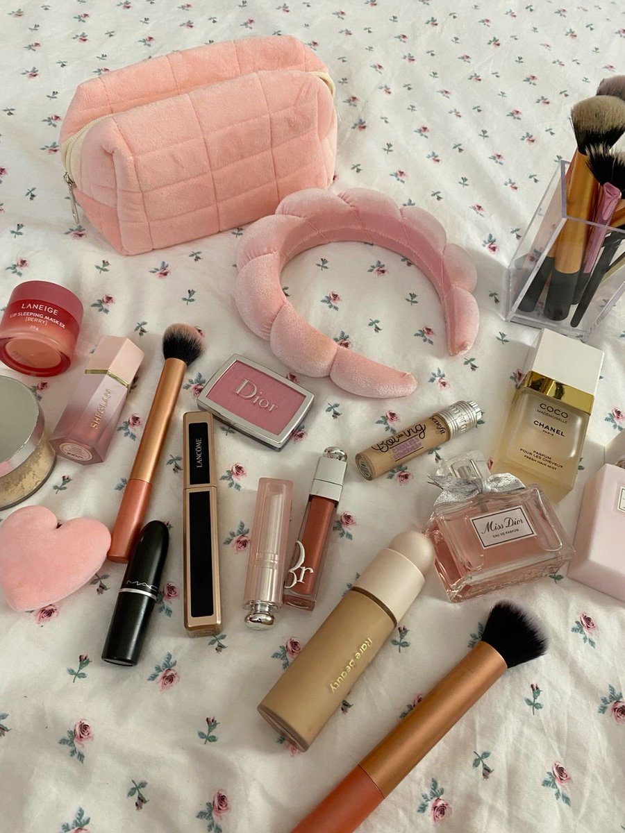 𝚛𝚎𝚒𝚗𝚊 (@flowerinafieldd) on Twitter photo 