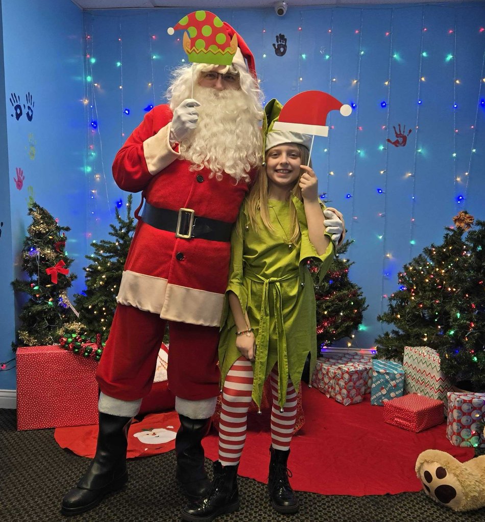 Santa and his cheerful elf are making a special stop at Zig-E’s Funland TODAY from 12-4 PM! Don’t miss your chance to meet them, snap some festive photos, and soak in the holiday magic! #ZigesFUN #NWI #SANTA
