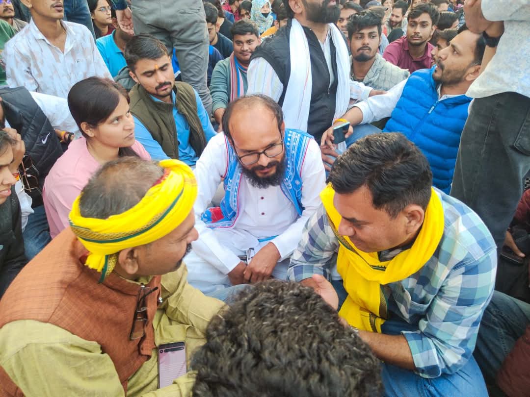 Ajay Kanoje Adivasi (@ajay_h_kanoje) on Twitter photo जब तस्वीरें बोलती है तो इतिहास को स्वयं आगे होकर कहना पड़ता है कि इसके मायने क्या है? .
आज की खूबसूरत तस्वी से सुकून मिला। #जयस ❤️
<a href="/vikramadada/">Vikram Achhaliya - विक्रम अछालिया</a>
#MPPSC_PROTEST #MPPSC_महाआंदोलन जब तस्वीरें बोलती है तो इतिहास को स्वयं आगे होकर कहना पड़ता है कि इसके मायने क्या है? .
आज की खूबसूरत तस्वी से सुकून मिला। #जयस ❤️
<a href="/vikramadada/">Vikram Achhaliya - विक्रम अछालिया</a>
#MPPSC_PROTEST #MPPSC_महाआंदोलन