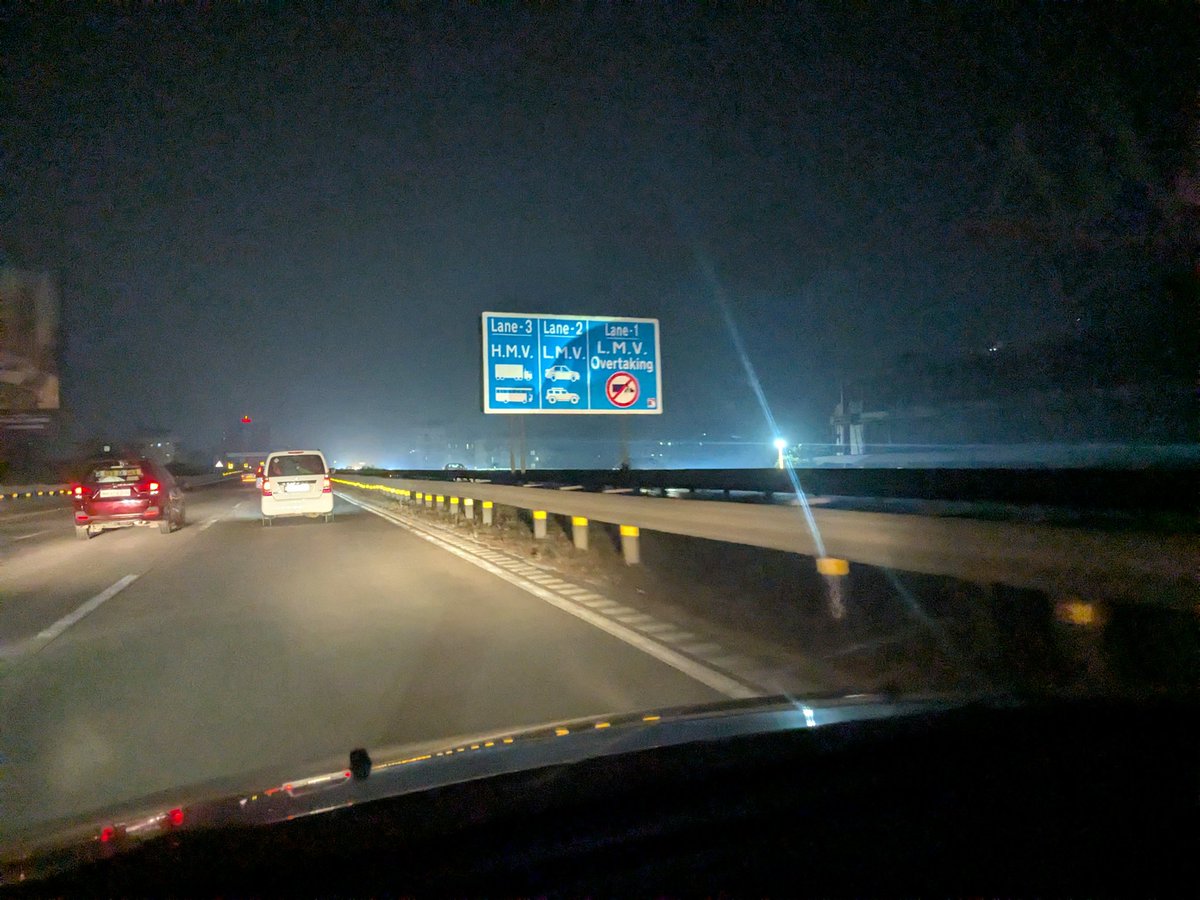 Pleasantly surprised to see boards showing fast lane as overtaking (only?) lane. Spotted on MPE yesterday. Great move I think if people understand and follow. Will prevent many crashes and save lives. #RoadSafety #driving <a href="/MORTHRoadSafety/">MORTHRoadSafety</a> <a href="/MSRDCLtd/">MSRDC Ltd</a>