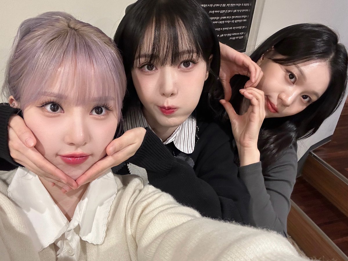 [#VIVId_dayZ] 📸

241221 팬사인회 완료✨

에너지를 잔뜩 받은 오늘을 기억해🔋 만나기만 하면 웃음꽃 피는 나비를 리멤버 포에버💚

#VIVIZ #비비지
#EUNHA #은하 
#SINB #신비
#UMJI #엄지
#VOYAGE #Shhh!