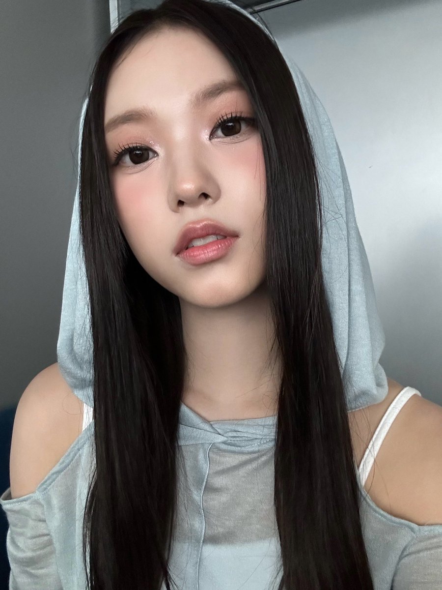 haerinfeed's tweet photo. serving FACE https://t.co/aYfBUyk7Zs