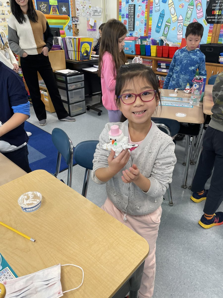 deborahLar66133's tweet photo. We had so much fun welcoming winter with a book and an adorable craft. Thank you to all the moms who made this happen! @A_RiveraNY https://t.co/f2cHZye2EW