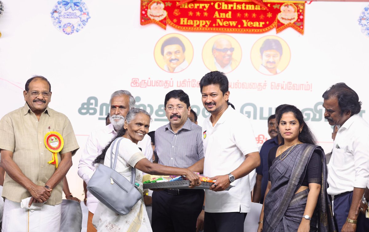 Udhaystalin's tweet photo. ���ென்னை கிழக்கு மாவட்டக்கழகம் சார்பில் ஏற்பாடு செய்யப்பட்டிருந்த ‘அன்பின் கிறிஸ்துமஸ் 2024’ விழாவில் துறைமுகம் தொகுதியில் உள்ள பிராட்வே டான் பாஸ்கோ பள்ளியில் இன்று பங்கேற்றோம்.

பாதிரியார்கள் - கன்னியாஸ்திரிகள் - பொதுமக்கள் உட்பட 2500 பேருக்கு கிறிஸ்துமஸ் நலத்திட்ட உதவிகளை வழங்கி வாழ்த்தினோம்.

'அனைத்து மதங்களும் போதிப்பது அன்பை மட்டுமே' என்பதை எடுத்துரைத்து,  'மதத்தின் பெயரால் ���ரப்பப்படும் வெறுப்பினை வீழ்த்துவோம்' என்று உரையாற்றினோம்.

சிறுபான்மை மக்களுக்கும் கழகத்துக்கும் -  இடையேயான உறவு என்றென்றும் நிலைத்திருக்கும்! 

#MerryChristmas @PKSekarbabu @Dayanidhi_Maran @thayagamkavi  @PriyarajanDMK @PeterAlphonse7 @JosephsamuelMLA @VetriazhaganA