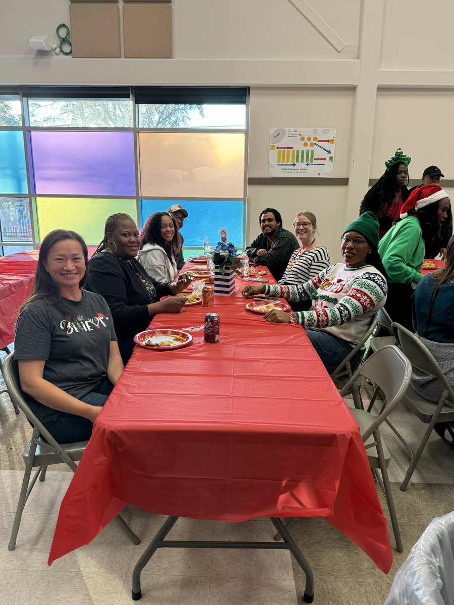 Neff_ES's tweet image. Grateful for an incredible staff and the progress we’ve made through dedication and growth. Let’s rest and recharge for the final stretch. Happy Holidays to the Neff staff and community 🎄