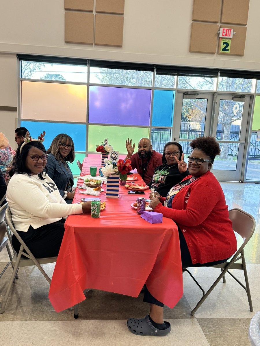 Neff_ES's tweet image. Grateful for an incredible staff and the progress we’ve made through dedication and growth. Let’s rest and recharge for the final stretch. Happy Holidays to the Neff staff and community 🎄