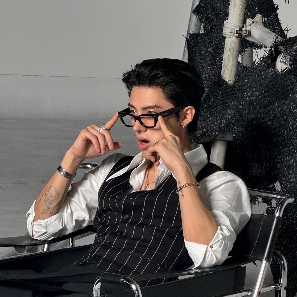 PopBase's tweet photo. Happy 24th birthday to the talented Eric of The Boyz. https://t.co/DNNM1d85Cu