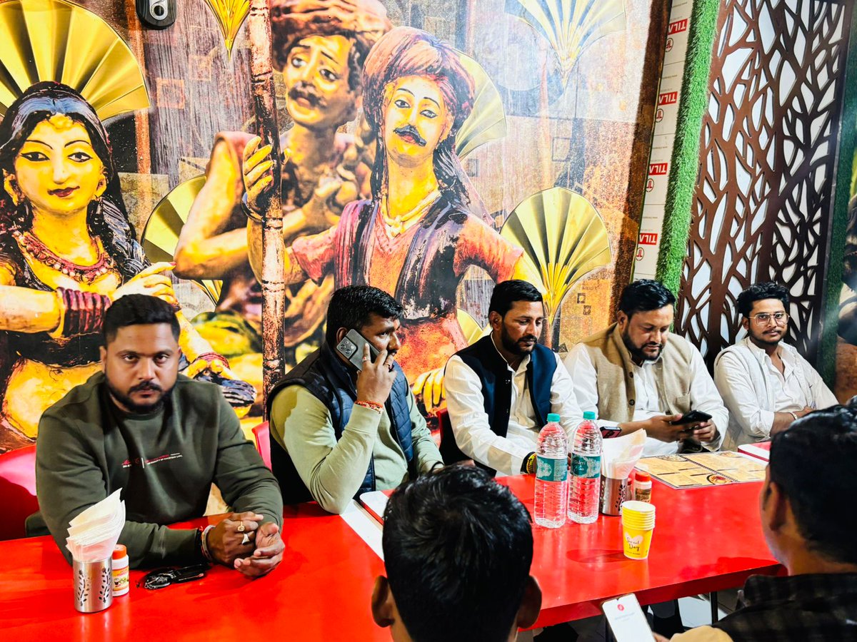 AfsalShaan6108's tweet photo. आज युवजन  सभा की मासिक बैठक हुई जिसमें  मुख्य अतिथि श्री श्याम जी शुक्ला ने साथियों को संबोधित किया @yasarshah_SP @shyamyadav2408 @yadavakhilesh @sparvindgiri https://t.co/9Nx9fnyvWV