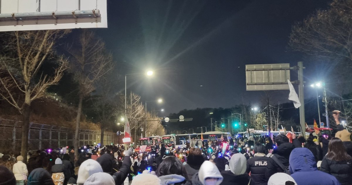 yung_dbd's tweet photo. 광화문에 이어 남태령도 다 와보네요. 이 추운 밤에 모여주신, 그리고 계속 달려오고 계시는 동료시민분들 모두 감사합니다. 

경찰들은 부디 스스로 사고하고 판단하여 행동하십시오. 남태령에 지속적인 관심 부탁드립니다. https://t.co/gkysFjg3Nw