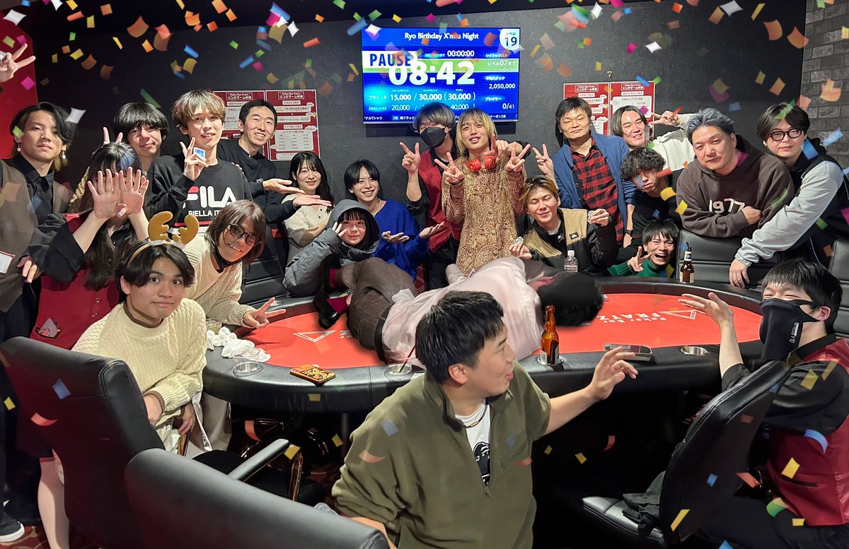 Fratz_Poker's tweet photo. 本日の【Ryo Birthday Xmas Night】
総エントリー41を制したのは...

🥇　麟太郎 様！！👑

🥈　しゅういせわくかた 様
🥉　びんびん 様
4位　あや 様
5位　りょう 様
6位　ともぴしゃん 様

でした！！

主役のりょうはダウンにつき、無念のチップ放棄をしながらも見事5位に入賞！！🎉
（※集合写真は合成です）

たくさんのシャンパン、ディーラードリンクありがとうございました！！
インプライズした皆様おめでとうございます！！