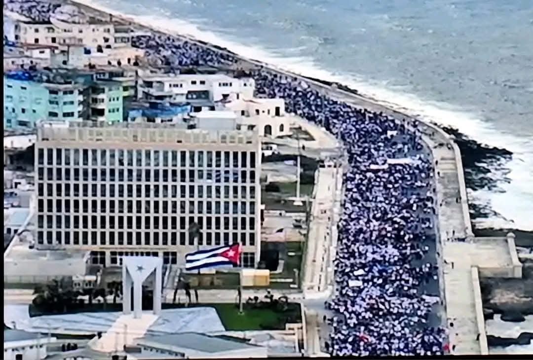JuventudRebelde's tweet photo. #Cuba🇨🇺 @MeyvisEstevezE, 1ra. Secretaria de la @UJCdeCuba: «Los tiempos cambian, pero la pasión y la fuerza por #Cuba permanecen. Nuestra juventud sigue leal a #FidelPorSiempre y a la nueva dirección del país. En el Malecón mostramos al 🌎la grandeza del pueblo 💪
#TumbaElBloqueo https://t.co/h7gcFETyqJ