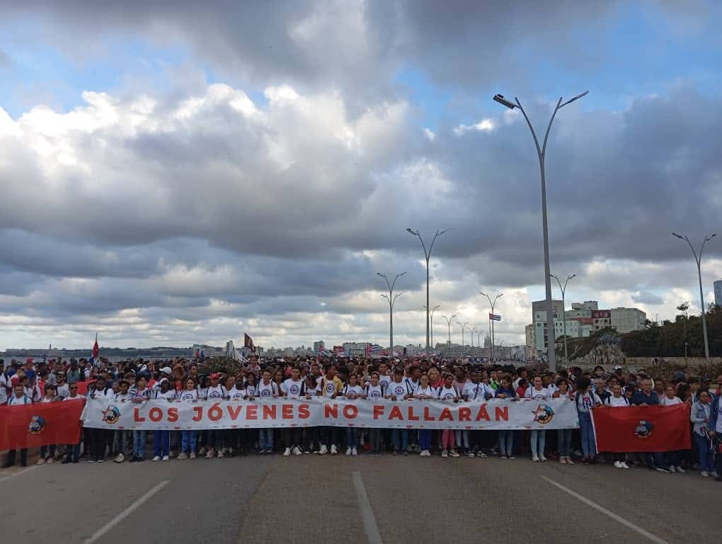 JuventudRebelde's tweet photo. #Cuba🇨🇺 @MeyvisEstevezE, 1ra. Secretaria de la @UJCdeCuba: «Los tiempos cambian, pero la pasión y la fuerza por #Cuba permanecen. Nuestra juventud sigue leal a #FidelPorSiempre y a la nueva dirección del país. En el Malecón mostramos al 🌎la grandeza del pueblo 💪
#TumbaElBloqueo https://t.co/h7gcFETyqJ