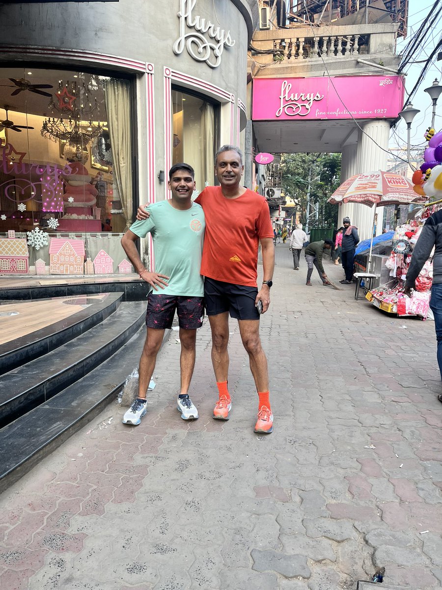 Ashishsharma782's tweet photo. From pounding the streets at the TSK 25km to savoring every bit of Kolkataβs charm β khullad chai, Flurys breakfasts, and unforgettable sights Hereβs to the memories made in the City of Joy!
Grateful to @defaultrunner
#runwithreeti https://t.co/t4MV76qXkY