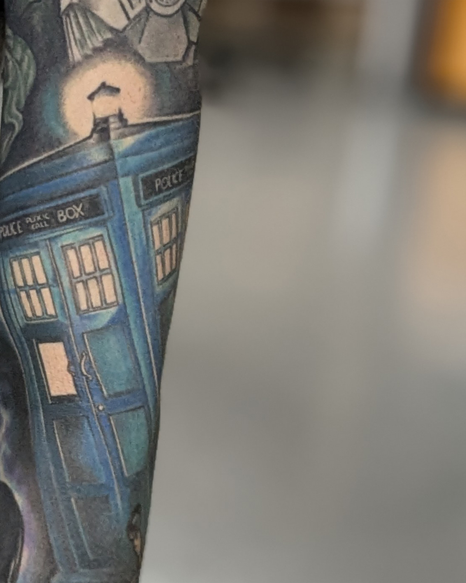 ISaTa2_'s tweet photo. "There’s no point in being grown up if you can’t be childish sometimes."

#colortattoos #illustration #conceptart #tattoo #tattoos #columbus #cleveland #ohio
#drwho #timelords #tardis #cyberman #silencer #dalek #tattoosleeve #worldfamousink #tattoosleeve https://t.co/tbmyOgoeja