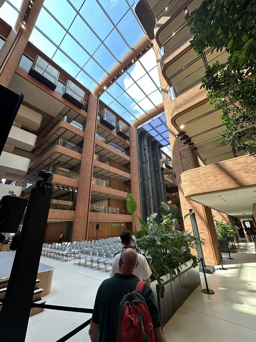 pageboy_za's tweet photo. @Rainmaker1973 Even the corner radius in their London office architecture too. https://t.co/5dZOmmIKoo