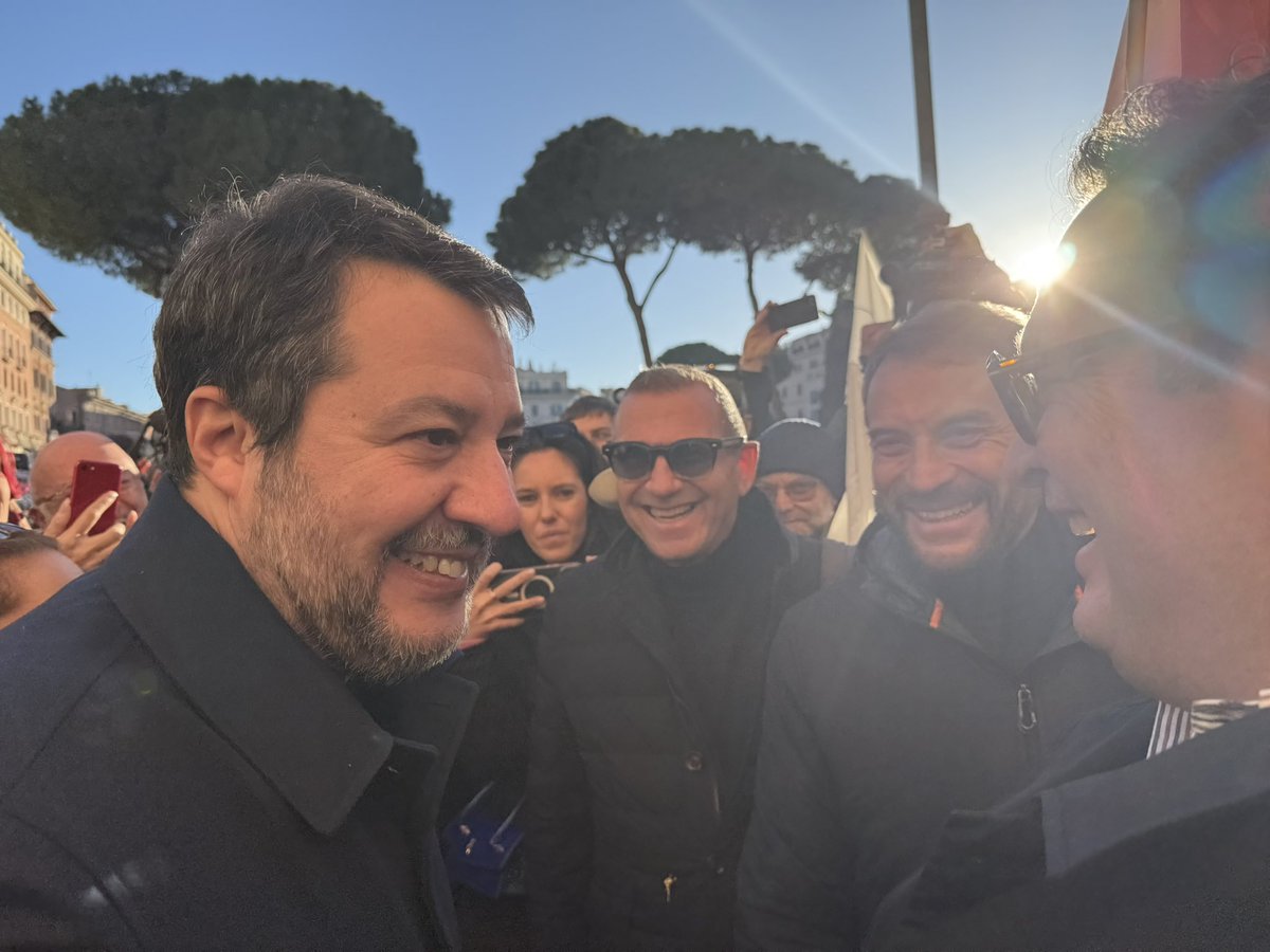 MarioAbbruzzese's tweet photo. #Roma - in Piazza per festeggiare l’assoluzione del Leader della @LegaSalvini @matteosalvinimi ! #Avanti 🇮🇹 #ProcessoOpenArms #GiustiziaGiusta @ClaudioDurigon @DavideBordoni_ https://t.co/zZc3S9qS1M