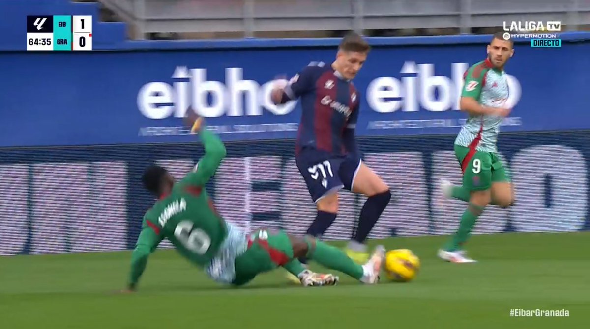 ArchivoVAR's tweet photo. 🖥️💥 El VAR sigue haciendo el ridículo en LaLiga Hypermotion.

👉🏻 Hongla roza levemente con la plancha la parte interior del pie de Corpas.

❌ NO ES ROJA DIRECTA.

▪️ Ávalos Barrera le enseñó la roja directa y Gálvez Rascón, en el VAR, decidió pasar el tema. https://t.co/0QiMPHFv2C