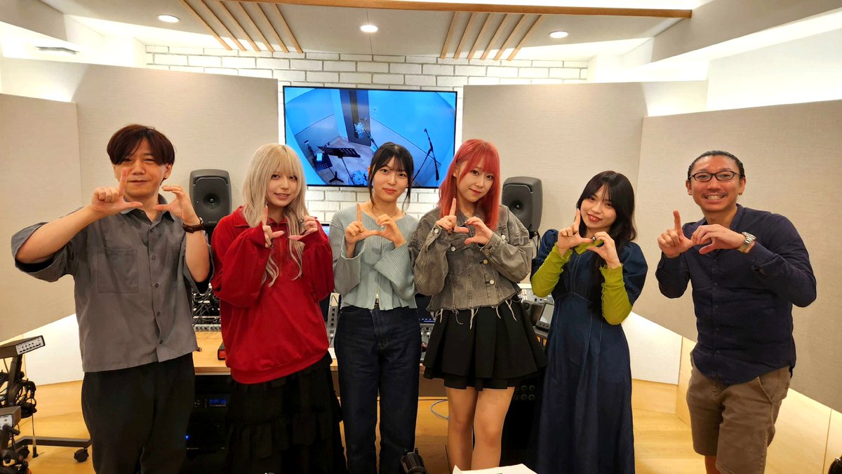 ELFy_tokyo's tweet photo. まもなく24時より���
『we love it ELFy』 各音楽サイト配信スタート♪

☆チーム『we love it ELFy』☆ 
Music： 井口イチロウ @iguchi_ichiro
Rec：沖 悠央 @you_oh_oki
Lyrics：Kristi @aetaLaNa888

楽曲：https://t.co/aDYSd19BRB

Rec時の記念フォト
ありがとうございます✨

#ELFy
#weloveitELFy https://t.co/dYc23I5HGk