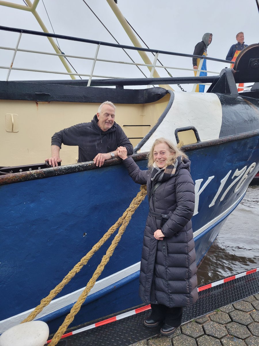 Na 53 jaar maakte visserman Henk Visser (68) voor de laatste maal het touw vast van de UK176 na een behouden thuiskomst. En dan ook nog in de Urker haven en opgewacht door vrouw en zijn hele gezin.