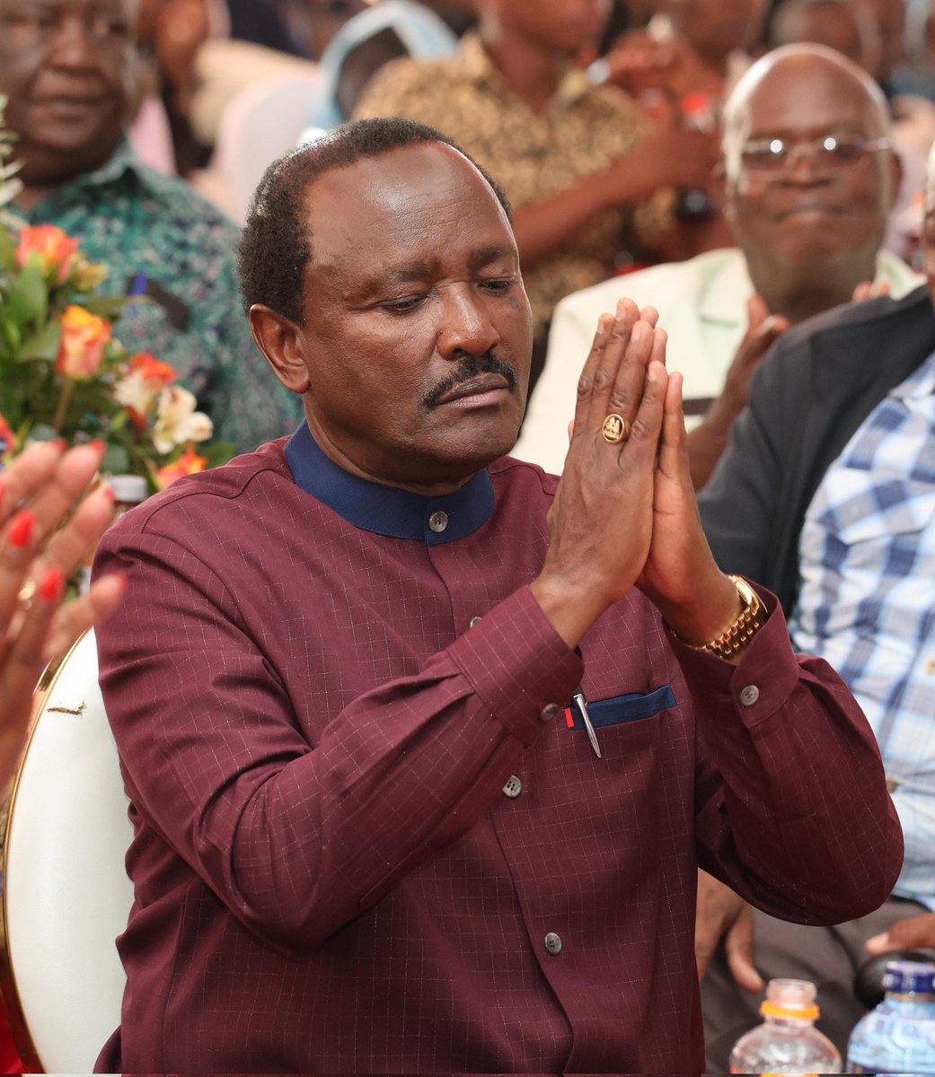 skmusyoka's tweet photo. We are here today in Kusyomomo, Machakos Town, Machakos County, to honour commitment.
Hon. Catherine Kyee has, with #TeamKalonzo, sacrificed for the cause and put their lives on the line. 
As party leader of @TheWiperParty, we celebrate their spirit of service above self.
I urge fellow members to look at Hon Kyee's example and soil your hands for our Movement.
