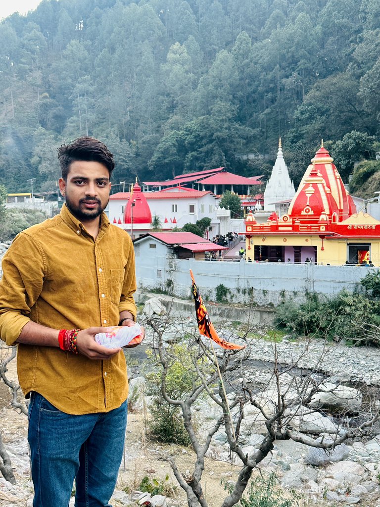 sanju_dausa_05's tweet photo. उत्तराखण्ड में कैंची धाम पहुँचके श्री हनुमान जी के परम् उपासक, आध्यात्मिक महागुरु, अलौकिक शक्तियों के स्वामी परमपूज्य बाबा नीम करोली महाराज जी के दर्शन करने का सौभाग्य प्राप्त हुआ।परम्पूजनीय बाबा का आशिर्वाद सदा हम सब पर बना रहे। 🙏🏻

#kechi #kechidham #केचीधाम #नीमकरोली https://t.co/nfEltlj3ZV