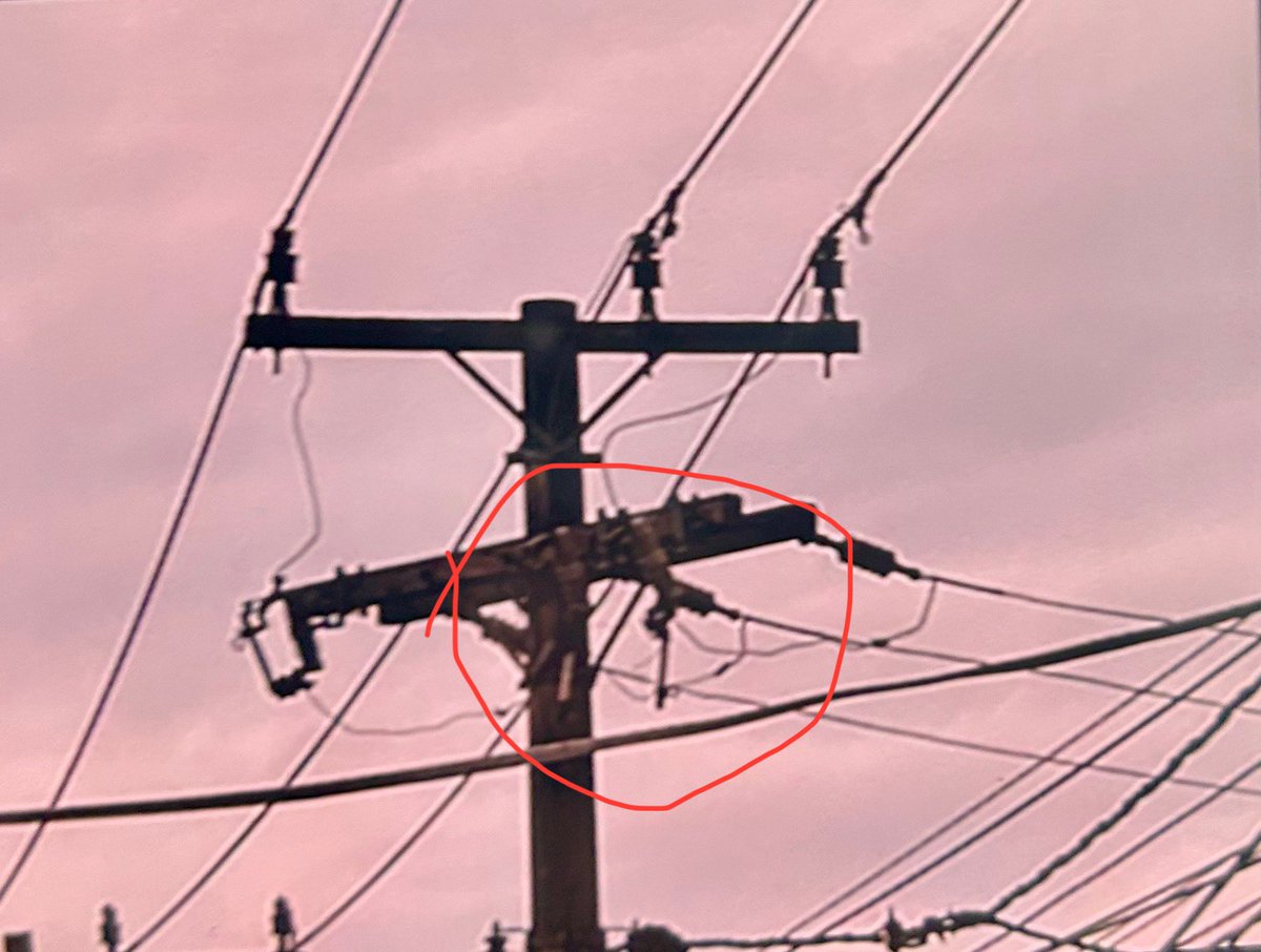 pedrochima's tweet photo. @EnelClientesBR mais de 18h sem luz por causa disso. Isso mesmo, 18h e nenhuma equipe de vcs podem resolver?
Não tem nem como dar desculpa que é chuva, queda de árvore.. é falta de vergonha mesmo https://t.co/se5NGCex59