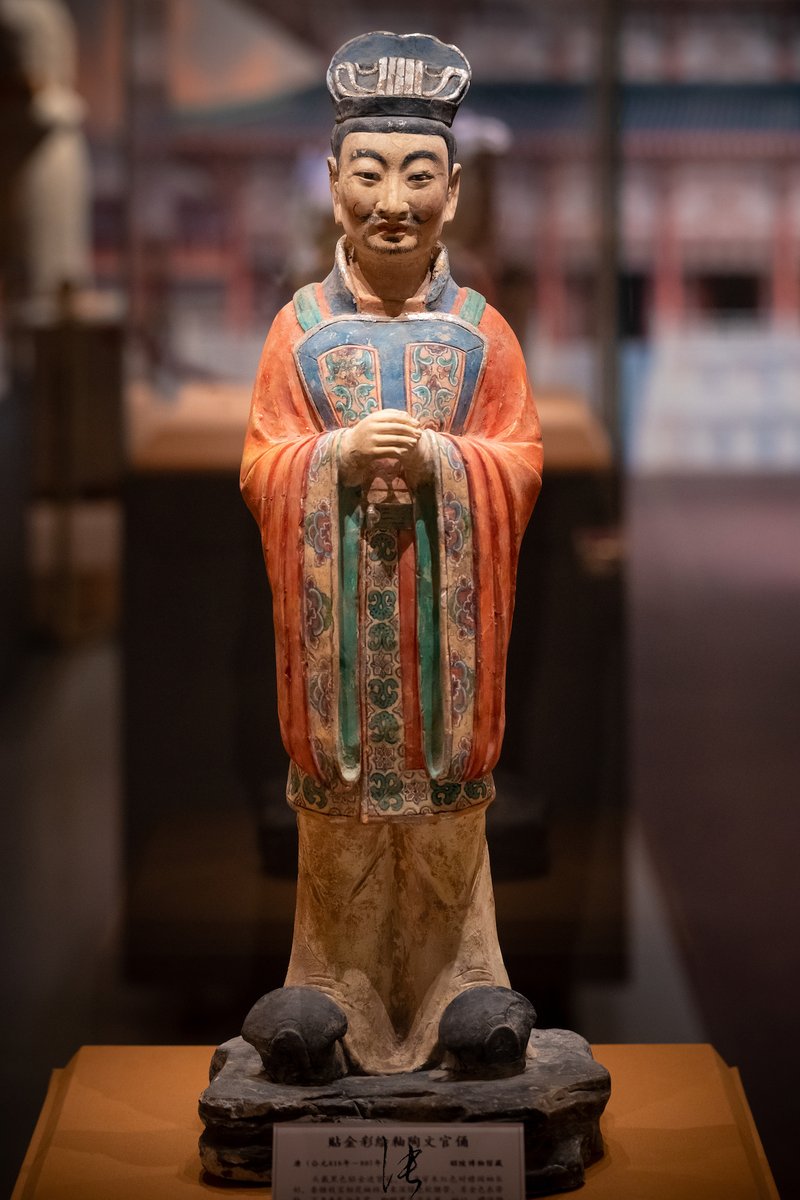 唐代  彩绘文官俑