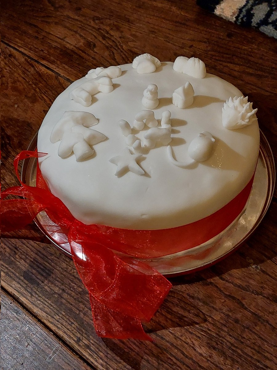 ColoursBurntIn's tweet image. Housemate and I decorated the Christmas cake last night. In honour of the Solstice we made a little Stonehenge tribute
