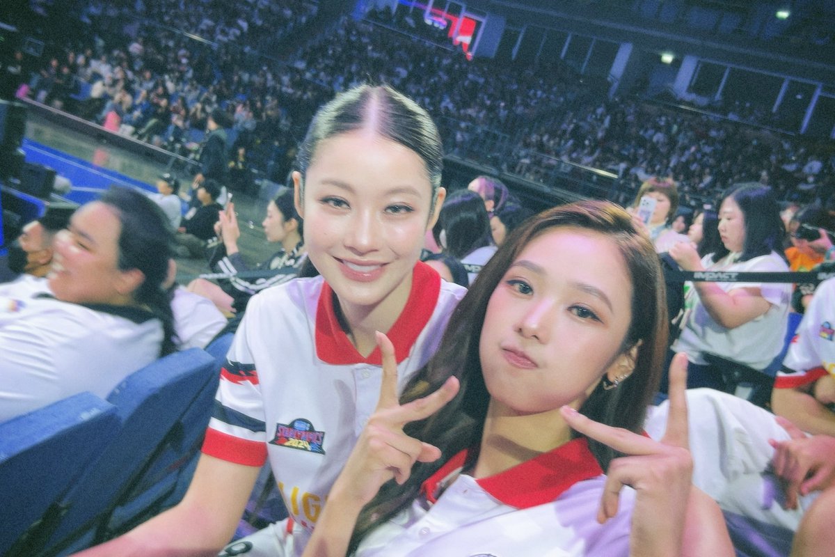 PloyPhachkarin's tweet photo. 🤍🖤🎞️  #GMMTVStarlympics2024 https://t.co/wC7b8Vn7YJ