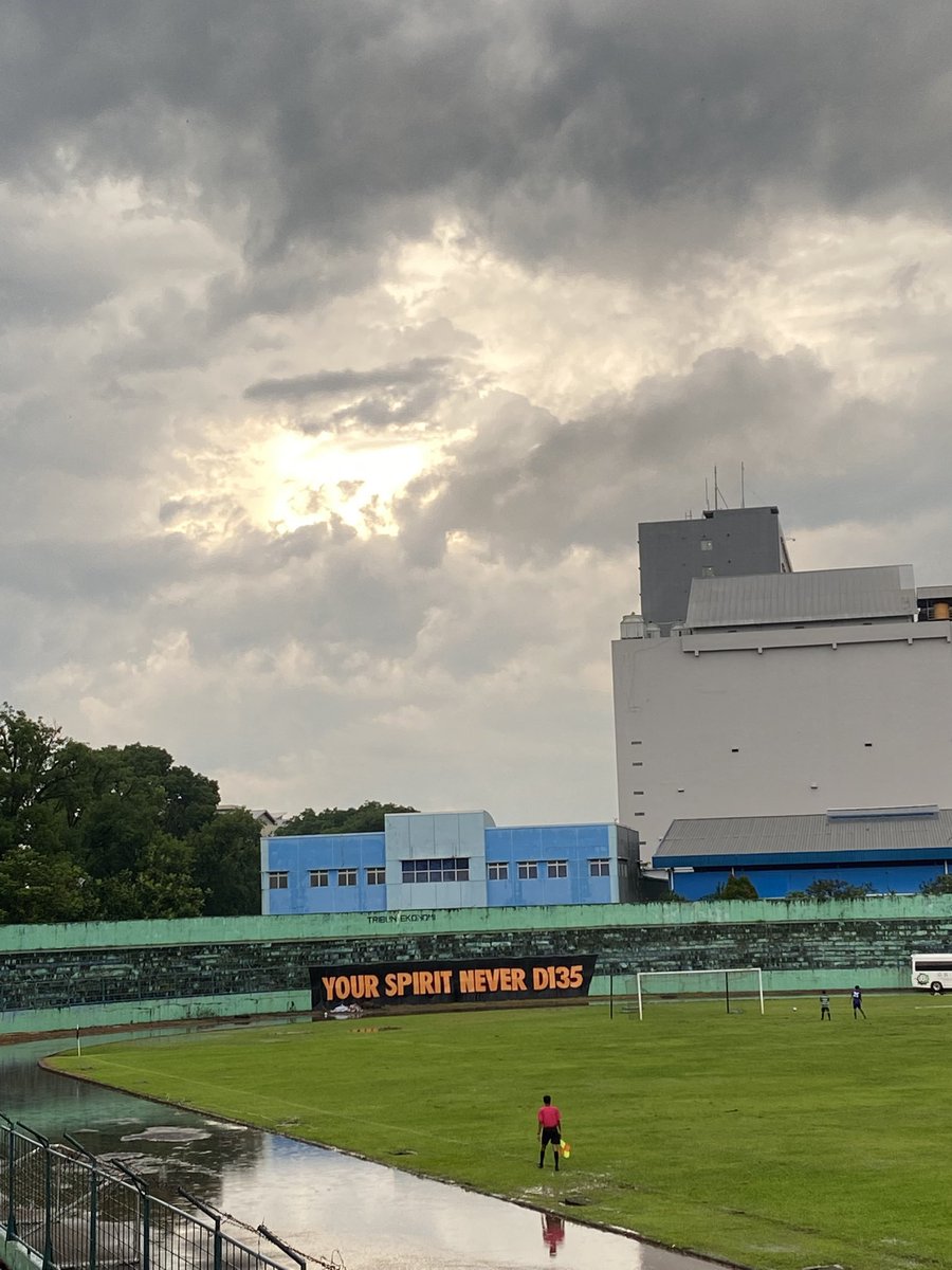 SingaMlgbrtindk's tweet photo. Merawat ingatan, Meskipun sedikit lantunan suara suara dan doa untuk Korban Tragedi Kanjuruhan terus bergema di Stadion Gajayana hari ini.
DONT STOP TALKING ABOUT KANJURUHAN.
#aremaindonesia #footballwithoutviolence #friendshipwithoutfrontier https://t.co/QKsUpV4GS0