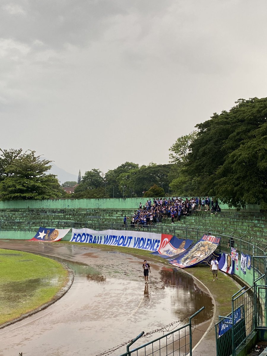 SingaMlgbrtindk's tweet photo. Merawat ingatan, Meskipun sedikit lantunan suara suara dan doa untuk Korban Tragedi Kanjuruhan terus bergema di Stadion Gajayana hari ini.
DONT STOP TALKING ABOUT KANJURUHAN.
#aremaindonesia #footballwithoutviolence #friendshipwithoutfrontier https://t.co/QKsUpV4GS0