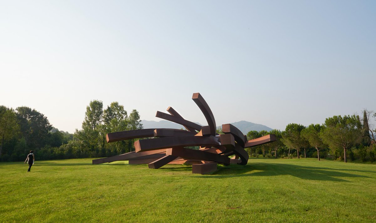 Versailles Effondrement: 85.8˚ Arc x 16, 2018⁠
⁠
The title “Versailles Effondrement” derives from the fact these arcs have been first exhibited in Versailles in 2011, in a completely different format.⁠
⁠
📷️: <a href="/Royal_Sculptors/">Royal Society of Sculptors</a> 
⁠
#ContemporaryArt #BernarVenet