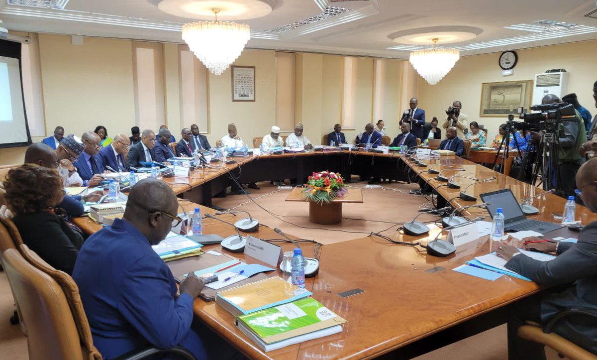 economie_sn's tweet photo. Le Dr @RahmaneSARR , Ministre de l'Économie, du Plan et de la Coopération, et son homologue Cheikh Diba, Ministre des Finances et du Budget, ont pris part, hier vendredi 20 décembre 2024, à #Bamako (Mali), au Conseil des ministres de l’Union économique et monétaire ouest-africaine (@UEMOA_Officiel ).
 Au titre de la Commission de l’UEMOA, le Conseil des ministres, en sa session du 20 décembre 2024, a examiné et adopté le projet de budget de l’Union pour l’exercice 2025, le rapport semestriel d’exécution de la Surveillancemultilatérale décembre 2024, les perspectives à moyen terme ainsi que la Recommandation relative aux perspectives économiques et financières des Etats membres de l’UEMOA au titre de la période 2025-2029 
 
Le Conseil a également adopté les projets de règlement portant collectif budgétaire au titre de l’exercice 2024 et celui portant adoption du Guide méthodologique définissant les modalités d’élaboration et de calcul de l’Indice harmonisé des prix à la consommation au sein des Etats membres de l’UEMOA, avec une nouvelle année de base 2023 (IHPC base 100 en 2023).

 Au titre de la BCEAO, le Conseil a examiné et adopté le projet de Règlement relatif aux relations financières extérieures des Etats membres de l’UEMOA.
#developpementregional #integrationregionale #Senegal2050 
@mfb_sn 
@PR_Diomaye 
@SonkoOfficiel