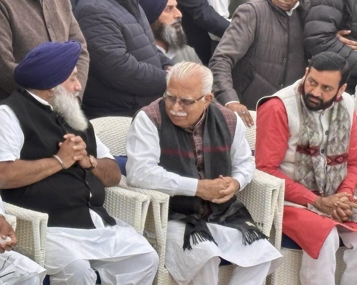 officeofssbadal's tweet photo. ਅੱਜ ਸਾਡੇ ਬਹੁਤ ਹੀ ਸਤਿਕਾਰਯੋਗ ਚੌਧਰੀ ਸ਼੍ਰੀ ਓਮ ਪ੍ਰਕਾਸ਼ ਜੀ ਚੌਟਾਲਾ ਸਾਬ੍ਹ ਦੀਆਂ ਅੰਤਿਮ ਰਸਮਾਂ ਵਿੱਚ ਸ਼ਮੂਲੀਅਤ ਕਰ ਕੇ ਪਰਿਵਾਰ ਨਾਲ ਦੁੱਖ ਸਾਂਝਾ ਕੀਤਾ। ਚੌਟਾਲਾ ਸਾਬ੍ਹ ਦੀ ਨਾ ਕੇਵਲ ਮੇਰੇ ਪਿਤਾ ਸ. ਪਰਕਾਸ਼ ਸਿੰਘ ਜੀ ਬਾਦਲ ਸਾਬ੍ਹ ਨਾਲ ਸਗੋਂ ਸਾਡੇ ਸਾਰੇ ਪਰਿਵਾਰ ਨਾਲ ਹੀ ਇੱਕ ਨਿੱਘੀ ਅਤੇ ਦਿਲੀ ਸਾਂਝ ਸੀ। ਕਿਸਾਨਾਂ ਦੇ ਮਸੀਹਾ ਚੌਟਾਲਾ ਸਾਬ੍ਹ ਨੇ ਸਾਰੀ ਉਮਰ ਕਿਸਾਨੀ ਦ�� ਵਿਕਾਸ ਅਤੇ ਲੋੜਵੰਦ ਲੋਕਾਂ ਦੇ ਜੀਵਨ ਪੱਧਰ ਨੂੰ ਉੱਚਾ ਚੁੱਕਣ ਲਈ ਸੰਘਰਸ਼ ਕੀਤਾ। ਉਹਨਾਂ ਦੇ ਚਲੇ ਜਾਣ ਨਾਲ ਪਰਿਵਾਰ ਦੇ ਨਾਲ ਹਰਿਆਣੇ ਦੇ ਲੋਕਾਂ ਨੂੰ ਵੀ ਬਹੁਤ ਵੱਡਾ ਘਾਟਾ ਪਿਆ ਹੈ। ਮੈਂ ਇਸ ਸੋਗ ਦੀ ਘੜੀ ਵਿੱਚ ਭਾਈ ਸਾਬ੍ਹ ਸ਼੍ਰੀ ਅਭੈ ਸਿੰਘ ਚੌਟਾਲਾ, ਸ਼੍ਰੀ ਅਜੈ ਸਿੰਘ ਚੌਟਾਲਾ ਅਤੇ ਸਮੁੱਚੇ ਚੌਟਾਲਾ ਪਰਿਵਾਰ ਨਾਲ ਦੁੱਖ ਸਾਂਝਾ ਕਰਦਾ ਹਾਂ। ਪ੍ਰਮਾਤਮਾ ਚੌਧਰੀ ਸ਼੍ਰੀ ਓਮ ਪ੍ਰਕਾਸ਼ ਚੌਟਾਲਾ ਜੀ ਦੀ ਆਤਮਾ ਨੂੰ ਆਪਣੇ ਚਰਨਾਂ ‘ਚ ਨਿਵਾਸ ਬਖਸ਼ਣ।